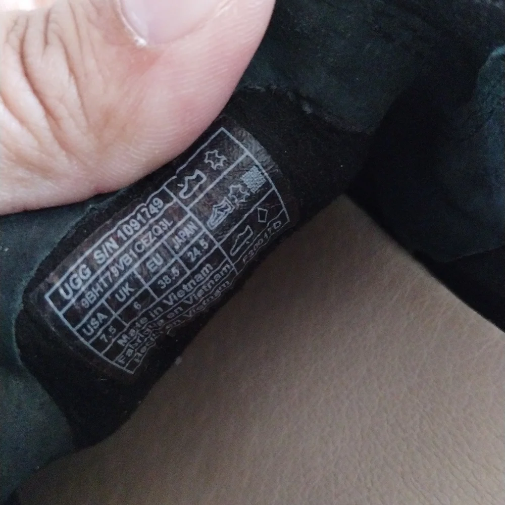 UGG Slip-On Sneakers Black Perforated Leather Casual Shoes Women’s 7.5